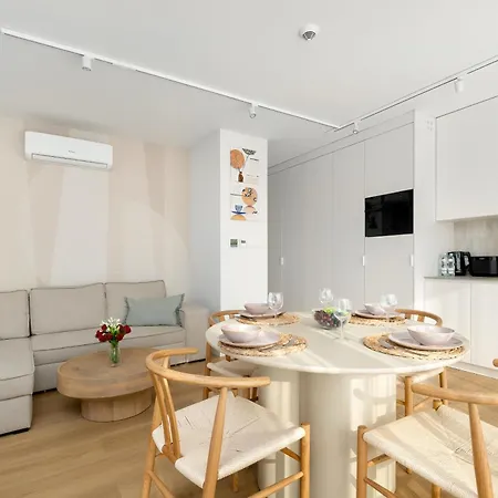 & Mint - Right On The - By Rentmonkey Apartment